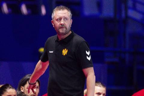 181212 Per Johansson head coach of Montenegro during the EHF European Women s Handball Championship match between Denmark and Montenegro on December 12 2018 in Nantes Photo Ludvig Thunman BILDBYR u0081N kod LT 35570, detectedSourceLanguage  Copyright: LUDVIGxTHUNMAN BB181212LT005
