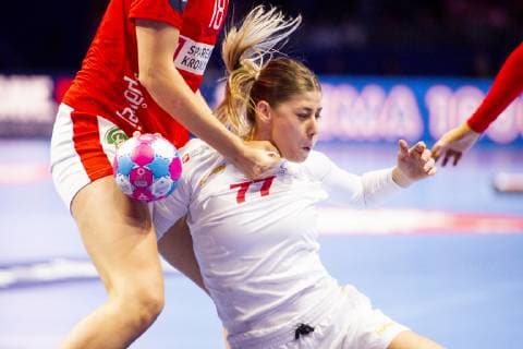 181212 Majda Mehmedovic of Montenegro during the EHF European Women s Handball Championship match between Denmark and Montenegro on December 12 2018 in Nantes Photo Ludvig Thunman BILDBYR u0081N kod LT 35570, detectedSourceLanguage  Copyright: LUDVIGxTHUNMAN BB181212LT012