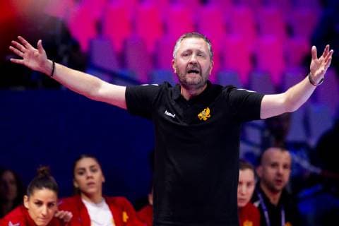 181212 Per Johansson head coach of Montenegro during the EHF European Women s Handball Championship match between Denmark and Montenegro on December 12 2018 in Nantes Photo Ludvig Thunman BILDBYR u0081N kod LT 35570, detectedSourceLanguage  Copyright: LUDVIGxTHUNMAN BB181212LT017