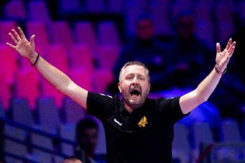 181212 Per Johansson head coach of Montenegro during the EHF European Women s Handball Championship match between Denmark and Montenegro on December 12 2018 in Nantes Photo Ludvig Thunman BILDBYR u0081N kod LT 35570, detectedSourceLanguage  Copyright: LUDVIGxTHUNMAN BB181212LT018