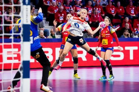 181212 Marit Rosberg Jacobsen of Norway during the EHF European Women s Handball Championship match between Spain and Norway on December 11 2018 in Nancy Photo Fredrik Varfjell BILDBYRAN kod FV 150184, detectedSourceLanguage  Copyright: FREDRIKxVARFJELL BB181212FV018