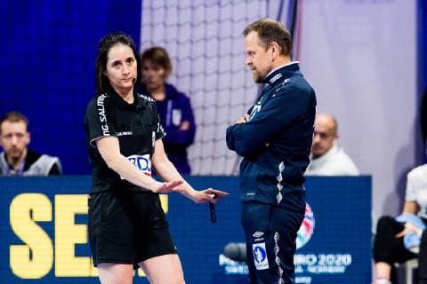 181212 Thorir Hergeirsson head coach of Norway gets a warning from the referee during the EHF European Women s Handball Championship match between Spain and Norway on December 11 2018 in Nancy Photo Fredrik Varfjell BILDBYRAN kod FV 150184, detectedSourceLanguage  Copyright: FREDRIKxVARFJELL BB181212FV020
