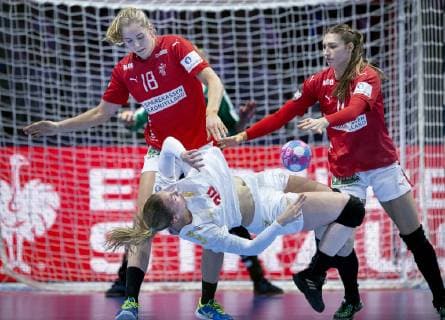 Danmarks Mette Tranborg og Line Haugsted har fat i Montenegros Tatjana Brnovic under EM kampen mellem Danmark-Montenegro i Nantes, onsdag den 12 december 2018.. , Nantes Denmark  Copyright: Scanpix LiselottexSabroex COP103 spdk20181212-163824-L