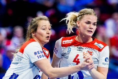 181212 Sanna Solberg and Veronica Kristiansen of Norway during the EHF European Women?s Handball Championship match between Spain and Norway on December 11 2018 in Nancy Photo Fredrik Varfjell BILDBYRAN kod FV 150184, detectedSourceLanguage  Copyright: FREDRIKxVARFJELL BB181212FV021
