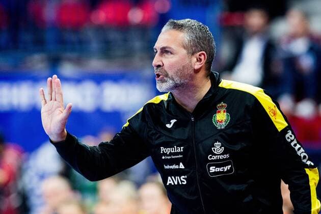 181212 Jorge Duenas head coach of Spain during the EHF European Women?s Handball Championship match between Spain and Norway on December 11 2018 in Nancy Photo Fredrik Varfjell BILDBYRAN kod FV 150184, detectedSourceLanguage  Copyright: FREDRIKxVARFJELL BB181212FV022