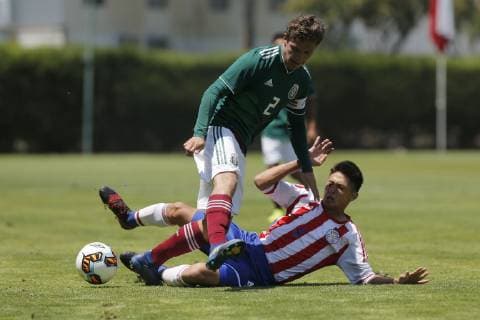 Futbol, Mexico vs Paraguay Grupo B, Copa UC sub 17 El Jugador de la Seleccion de Mexico Leonardo Vilchis disputa el balon contra Juan Vargas de Paraguay durante el partido valido por el grupo B de la copa UC sub 17, en la Cancha 1 Alberto Buccicardi del Estadio San Carlos de Apoquindo. 12 12 18 Javier Torres Photosport Grupo B, Mexico vs Paraguay, copa UC sub 17. 