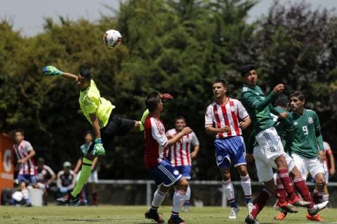 Futbol, Mexico vs Paraguay Grupo B, Copa UC sub 17 El Jugador de la Seleccion de Paraguay Antonio Gonz‡lez disputa el balon contra Mexico durante el partido valido por el grupo B de la copa UC sub 17, en la Cancha 1 Alberto Buccicardi del Estadio San Carlos de Apoquindo. 12 12 18 Javier Torres Photosport Grupo B, Mexico vs Paraguay, copa UC sub 17. 