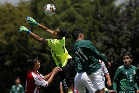 Futbol, Mexico vs Paraguay Grupo B, Copa UC sub 17 El Jugador de la Seleccion de Paraguay Antonio Gonz‡lez disputa el balon contra Mexico durante el partido valido por el grupo B de la copa UC sub 17, en la Cancha 1 Alberto Buccicardi del Estadio San Carlos de Apoquindo. 12 12 18 Javier Torres Photosport Grupo B, Mexico vs Paraguay, copa UC sub 17. 
