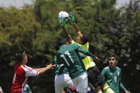 Futbol, Mexico vs Paraguay Grupo B, Copa UC sub 17 El Jugador de la Seleccion de Paraguay Antonio Gonz‡lez disputa el balon contra Mexico durante el partido valido por el grupo B de la copa UC sub 17, en la Cancha 1 Alberto Buccicardi del Estadio San Carlos de Apoquindo. 12 12 18 Javier Torres Photosport Grupo B, Mexico vs Paraguay, copa UC sub 17. 