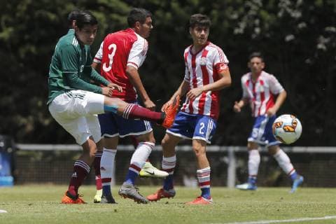 Futbol, Mexico vs Paraguay Grupo B, Copa UC sub 17 El Jugador de la Seleccion de Mexico Rafael Lopez disputa el balon contra Paraguay durante el partido valido por el grupo B de la copa UC sub 17, en la Cancha 1 Alberto Buccicardi del Estadio San Carlos de Apoquindo. 12 12 18 Javier Torres Photosport Grupo B, Mexico vs Paraguay, copa UC sub 17. 