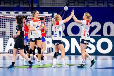 181212 Kari Brattset Stine Bredal Oftedal and Veronica Kristiansen of Norway celebrate after the EHF European Women?s Handball Championship match between Spain and Norway on December 11 2018 in Nancy Photo Fredrik Varfjell BILDBYRAN kod FV 150184, detectedSourceLanguage  Copyright: FREDRIKxVARFJELL BB181212FV044