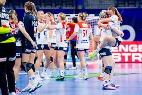 181212 Heidi Loke and Camilla Herrem of Norway celebrate after the EHF European Women?s Handball Championship match between Spain and Norway on December 11 2018 in Nancy Photo Fredrik Varfjell BILDBYRAN kod FV 150184, detectedSourceLanguage  Copyright: FREDRIKxVARFJELL BB181212FV045