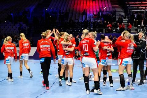181212 Players of Denmark celebrates after the EHF European WomenÕs Handball Championship match between Denmark and Montenegro on December 12 2018 in Nantes Photo Ludvig Thunman BILDBYR u0081N kod LT 35570, detectedSourceLanguage  Copyright: LUDVIGxTHUNMAN BB181212LT028