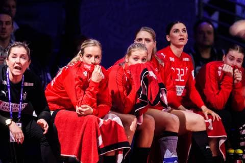 181212 Substitutes of Denmark during the EHF European WomenÕs Handball Championship match between Denmark and Montenegro on December 12 2018 in Nantes Photo Ludvig Thunman BILDBYR u0081N kod LT 35570, detectedSourceLanguage  Copyright: LUDVIGxTHUNMAN BB181212LT029