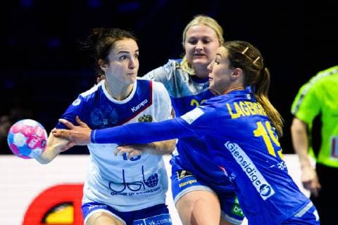 181212 Anna Vjachireva of Russia in a duel with Hanna Blomstrand and Anna Lagerquist of Sweden during the EHF European WomenÕs Handball Championship match between Sweden and Russia on December 12 2018 in Nantes Photo Ludvig Thunman BILDBYR u0081N kod LT 35571, detectedSourceLanguage  Copyright: LUDVIGxTHUNMAN BB181212LT041