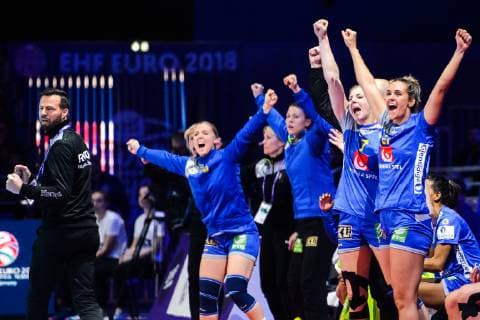 181212 Substitutes of Sweden celebrates during the EHF European WomenÕs Handball Championship match between Sweden and Russia on December 12 2018 in Nantes Photo Ludvig Thunman BILDBYR u0081N kod LT 35571, detectedSourceLanguage  Copyright: LUDVIGxTHUNMAN BB181212LT044