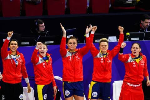 181212 Substitutes of Romania celebrates during the EHF European WomenÕs Handball Championship match between Hungary and Romania on December 11 2018 in Nancy Photo Fredrik Varfjell BILDBYR u0081N kod FV 150185, detectedSourceLanguage  Copyright: FREDRIKxVARFJELL BB181212FV051