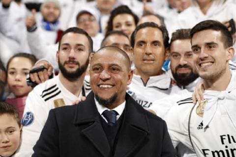 Sport Bilder des Tages former Real Madrid player Roberto Carlos with fans during the UEFA Champions League group G match between Real Madrid and CSKA Moskva at the Santiago Bernabeu stadium on December 12, 2018 in Madrid, Spain UEFA Champions League 2018 2019 xVIxVIxImagesx xMauricexvanxSteenxIVx 13053142
