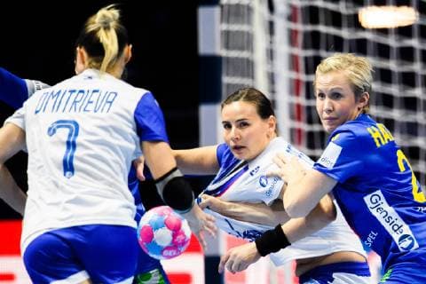 181212 Maija Petrova of Russia and Elin Hallagard of Sweden during the EHF European WomenÕs Handball Championship match between Sweden and Russia on December 12 2018 in Nantes Photo Ludvig Thunman BILDBYR u0081N kod LT 35571, detectedSourceLanguage  Copyright: LUDVIGxTHUNMAN BB181212LT049