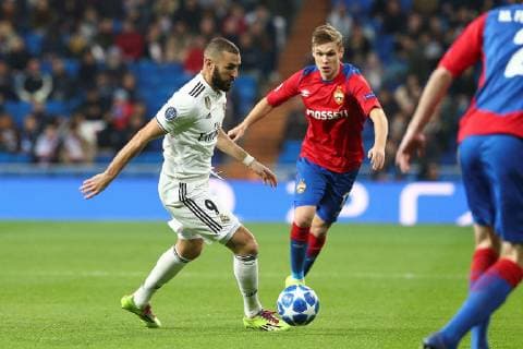 Real Madrid s French striker Karim Benzema (L) vies for the ball with CSKA Moscow s Irish defender Arnor Sigurdsson during the UEFA Champions League 6th round groups phase match between Real Madrid and CSKA Moscow, at the Santiago Bernabeu stadium, in Madrid, Spain, 12 December 2018. Real Madrid vs. CSKA Moscow !ACHTUNG: NUR REDAKTIONELLE NUTZUNG!  Copyright: xRodrigoxJimenezx GRAF5945 20181212-636802394233778607