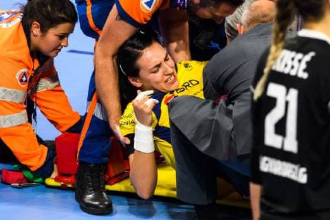 181212 A player of Romania receives medical treatment during the EHF European WomenÕs Handball Championship match between Hungary and Romania on December 11 2018 in Nancy Photo Fredrik Varfjell BILDBYR u0081N kod FV 150185, detectedSourceLanguage  Copyright: FREDRIKxVARFJELL BB181212FV060