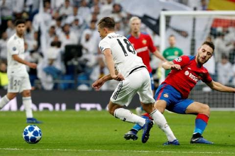 Real Madrid s midfielder Marcos Llorente (C) vies for the ball with CSKA Moscow s Croatian midfielder Nikola Vlasic during the UEFA Champions League 6th round groups phase match between Real Madrid and CSKA Moscow, at the Santiago Bernabeu stadium, in Madrid, Spain, 12 December 2018. Real Madrid vs. CSKA Moscow !ACHTUNG: NUR REDAKTIONELLE NUTZUNG!  Copyright: xJ.P.xGandulx GRAF5967 20181212-636802395483614524