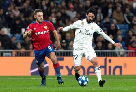 Real Madrid s midfielder Isco Alarcon (R) vies for the ball with CSKA Moscow s Croatian striker Nikola Vlasic during the UEFA Champions League 6th round groups phase match between Real Madrid and CSKA Moscow, at the Santiago Bernabeu stadium, in Madrid, Spain, 12 December 2018. Real Madrid vs. CSKA Moscow !ACHTUNG: NUR REDAKTIONELLE NUTZUNG!  Copyright: xRodrigoxJimenezx GRAF5959 20181212-636802396101756536