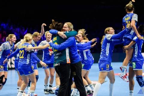 181212 Goalkeeper Filippa Idehn and goalkeeper Johanna Bundsen of Sweden during the EHF European WomenÕs Handball Championship match between Sweden and Russia on December 12 2018 in Nantes Photo Ludvig Thunman BILDBYR u0081N kod LT 35571, detectedSourceLanguage  Copyright: LUDVIGxTHUNMAN BB181212LT079