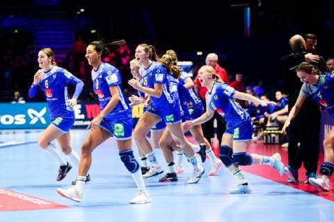 181212 Substitutes of Sweden celebrates after the EHF European WomenÕs Handball Championship match between Sweden and Russia on December 12 2018 in Nantes Photo Ludvig Thunman BILDBYR u0081N kod LT 35571, detectedSourceLanguage  Copyright: LUDVIGxTHUNMAN BB181212LT081