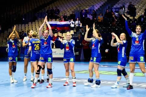 181212 Players of Sweden celebrates after the EHF European WomenÕs Handball Championship match between Sweden and Russia on December 12 2018 in Nantes Photo Ludvig Thunman BILDBYR u0081N kod LT 35571, detectedSourceLanguage  Copyright: LUDVIGxTHUNMAN BB181212LT082