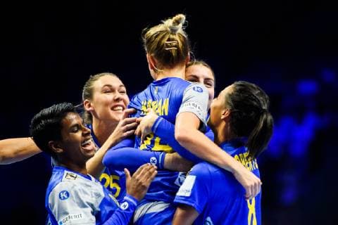 181212 Nathalie Hagman of Sweden celebrates with teammates after the EHF European WomenÕs Handball Championship match between Sweden and Russia on December 12 2018 in Nantes Photo Ludvig Thunman BILDBYR u0081N kod LT 35571, detectedSourceLanguage  Copyright: LUDVIGxTHUNMAN BB181212LT083