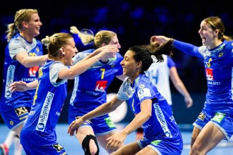 181212 Nathalie Hagman and Jamina Roberts of Sweden celebrates after the EHF European WomenÕs Handball Championship match between Sweden and Russia on December 12 2018 in Nantes Photo Ludvig Thunman BILDBYR u0081N kod LT 35571, detectedSourceLanguage  Copyright: LUDVIGxTHUNMAN BB181212LT084