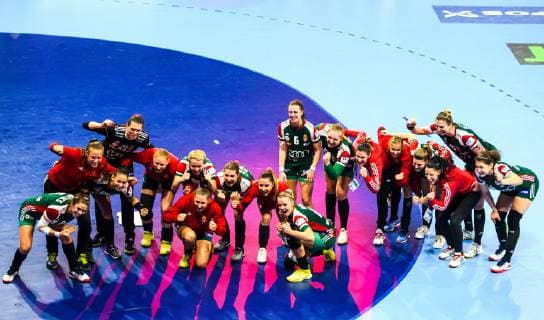 181212 Players of Hungary celebrates after the EHF European WomenÕs Handball Championship match between Hungary and Romania on December 11 2018 in Nancy Photo Fredrik Varfjell BILDBYR u0081N kod FV 150185, detectedSourceLanguage  Copyright: FREDRIKxVARFJELL BB181212FV065