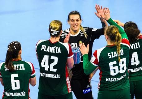181212 ?va Kiss of Hungary celebrates with teammates after the EHF European WomenÕs Handball Championship match between Hungary and Romania on December 11 2018 in Nancy Photo Fredrik Varfjell BILDBYR u0081N kod FV 150185, detectedSourceLanguage  Copyright: FREDRIKxVARFJELL BB181212FV066
