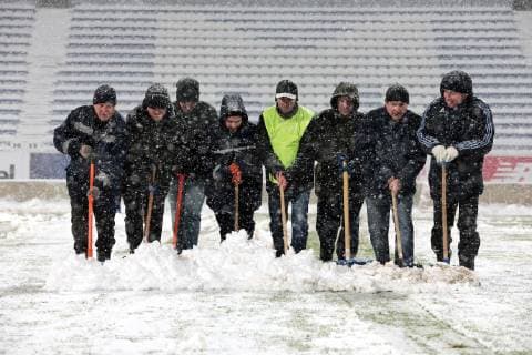 Sport Bilder des Tages Workers remove snow from the pitch during an open training session of FK Jablonec, Kyiv, capital of Ukraine, December 12, 2018. Ukrinform. Jablonec?s training session in Kyiv  Copyright: xHennadiixMinchenkox