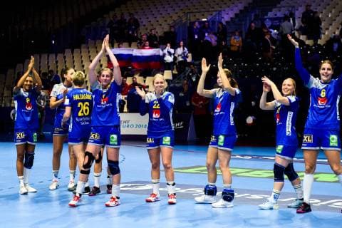 181212 Players of Sweden celebrates after the EHF European WomenÕs Handball Championship match between Sweden and Russia on December 12 2018 in Nantes Photo Ludvig Thunman BILDBYR u0081N kod LT 35571, detectedSourceLanguage  Copyright: LUDVIGxTHUNMAN BB181212LT089