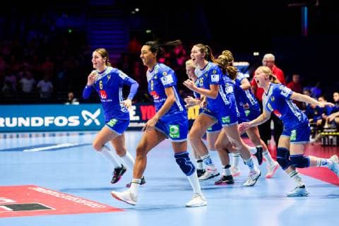 181212 Substitutes of Sweden celebrates after the EHF European WomenÕs Handball Championship match between Sweden and Russia on December 12 2018 in Nantes Photo Ludvig Thunman BILDBYR u0081N kod LT 35571, detectedSourceLanguage  Copyright: LUDVIGxTHUNMAN BB181212LT090
