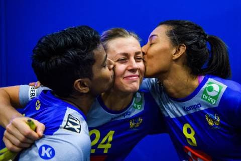 181212 Jamina Roberts and Loui Sand kisses Nathalie Hagman of Sweden after the EHF European WomenÕs Handball Championship match between Sweden and Russia on December 12 2018 in Nantes Photo Ludvig Thunman BILDBYR u0081N kod LT 35571, detectedSourceLanguage  Copyright: LUDVIGxTHUNMAN BB181212LT091
