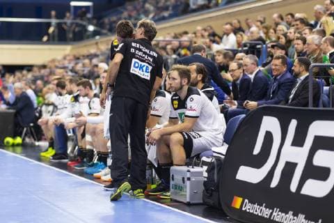 Steffen Weinhold No. 17 Germany after an injury with the DHB doctors next to the field Germany vs. Poland Handball Test match 12 12 18 Rostock Mecklenburg Vorpommern Germany StadtHalle Copyright: xAgentur54Gradx xFelixxKoenigx