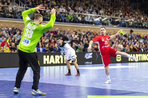 Akadiusz Moryto No 25 Poland in a seven-meter attempt against goalkeeper Andreas Wolff No 33 Germany Germany vs Poland Handball Test match 12 12 18 Rostock Mecklenburg Vorpommern Germany StadtHalle Copyright: xAgentur54Gradx xFelixxKoenigx