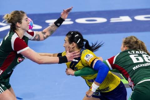 181212 Szimonetta Planeta of Hungary Cristina Neagu of Romania and Laura Szabo of Hungary during the EHF European Women?s Handball Championship match between Hungary and Romania on December 11 2018 in Nancy Photo Fredrik Varfjell BILDBYRAN kod FV 150185, detectedSourceLanguage  Copyright: FREDRIKxVARFJELL BB181212FV075