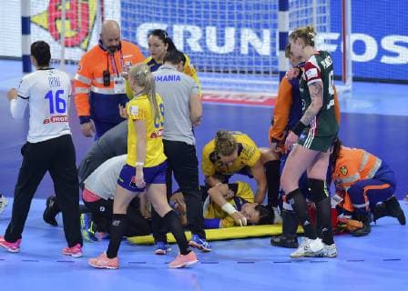 Sport Bilder des Tages Neagu Cristina blessure HANDBALL : Championnat d Europe Feminin 2018 - Nancy 012 12 2018 - Hongrie vs Roumanie - 2e Tour MAO Panoramic 