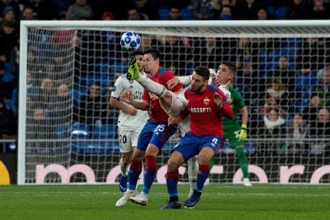 CSKA Moscow s Kristijan Bistrovich and Nikola Vlasic vie for the ball with Real Madrid s Valverde during the UEFA Champions League 6th round groups phase match between Real Madrid and CSKA Moscow, at the Santiago Bernabeu stadium, in Madrid, Spain, 12 December 2018. Real Madrid vs. CSKA Moscow !ACHTUNG: NUR REDAKTIONELLE NUTZUNG!  Copyright: xRodrigoxJimenezx GRAF6064 20181212-636802454005645032