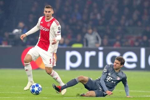 AMSTERDAM, Ajax - Bayern Munchen, football, Champions League Season 2018 2019, 12-12-2018, Johan Cruijff Arena . Ajax player Maximilian Wober (L) and Bayern Munchen player Thomas Muller (R) during the game Ajax - Bayern . Ajax - Bayern  x2685303x