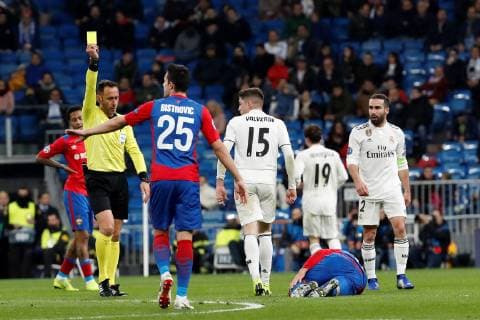 Portuguese referee Artur Dias gives a yellow card to Real Madrid s Federico Valverde during the UEFA Champions League 6th round groups phase match between Real Madrid and CSKA Moscow, at the Santiago Bernabeu stadium, in Madrid, Spain, 12 December 2018. Real Madrid vs. CSKA Moscow !ACHTUNG: NUR REDAKTIONELLE NUTZUNG!  Copyright: xJ.P.xGandulx GRAF6078 20181212-636802459172524850