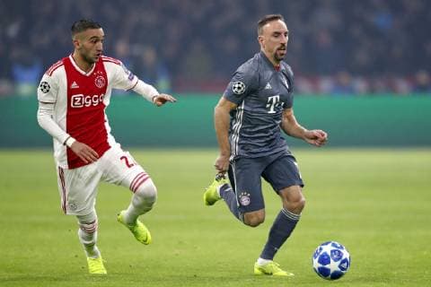 AMSTERDAM, Ajax - Bayern Munchen, football, Champions League Season 2018 2019, 12-12-2018, Johan Cruijff Arena . Ajax player Hakim Ziyech (L) and Bayern Munchen player Franck Ribery (R) during the game Ajax - Bayern . Ajax - Bayern  x2685350x