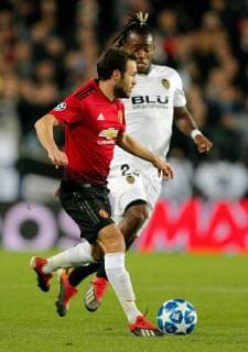 Manchester United ManU s Juan Mata (L) in action against Valencia CF s Batshuayi (R) during a UEFA Champions League soccer match between Valencia CF and Manchester United at Mestalla stadium in Valencia, Spain, 12 December 2018. Valencia CF vs Manchester United !ACHTUNG: NUR REDAKTIONELLE NUTZUNG!  Copyright: xKaixForsterlingx GRAFCVA856 20181212-636802461155417532