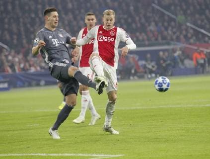 V li Niklas Süle Bayern Donny van de Beek Ajax Ajax Amsterdam FC Bayern Munich Amsterdam NLD 12 12 2018 Football Champions League 2018 2019