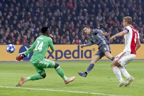 AMSTERDAM, Ajax - Bayern Munchen, football, Champions League Season 2018 2019, 12-12-2018, Johan Cruijff Arena . Ajax goalkeeper Andre Onana (L) and Ajax player Matthijs de Ligt (R) with Bayern Munchen player Robert Lewandowski (C) scoring 0-1 during the game Ajax - Bayern . Ajax - Bayern  x2685352x