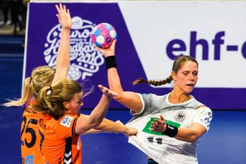 181212 Charris Rozemalen and Debbie Bont of Netherlands in a duel with Xenia Smits of Germany during the EHF European WomenÕs Handball Championship match between Netherlands Germany on December 11 2018 in Nancy Photo Fredrik Varfjell BILDBYR u0081N kod FV 150186, detectedSourceLanguage  Copyright: FREDRIKxVARFJELL BB181212FV086